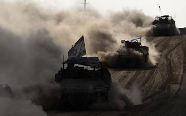 Gazze'nin kuzeyinde sınır hattına yakın bölgelerde İsrail ordusuna ait tank, zırhlı personel taşıyıcı, kamyon ve askeri ciplerin hareketliliği devam ediyor. / AA