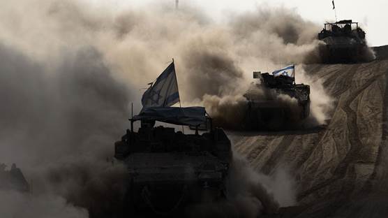 Gazze'nin kuzeyinde sınır hattına yakın bölgelerde İsrail ordusuna ait tank, zırhlı personel taşıyıcı, kamyon ve askeri ciplerin hareketliliği devam ediyor. / AA