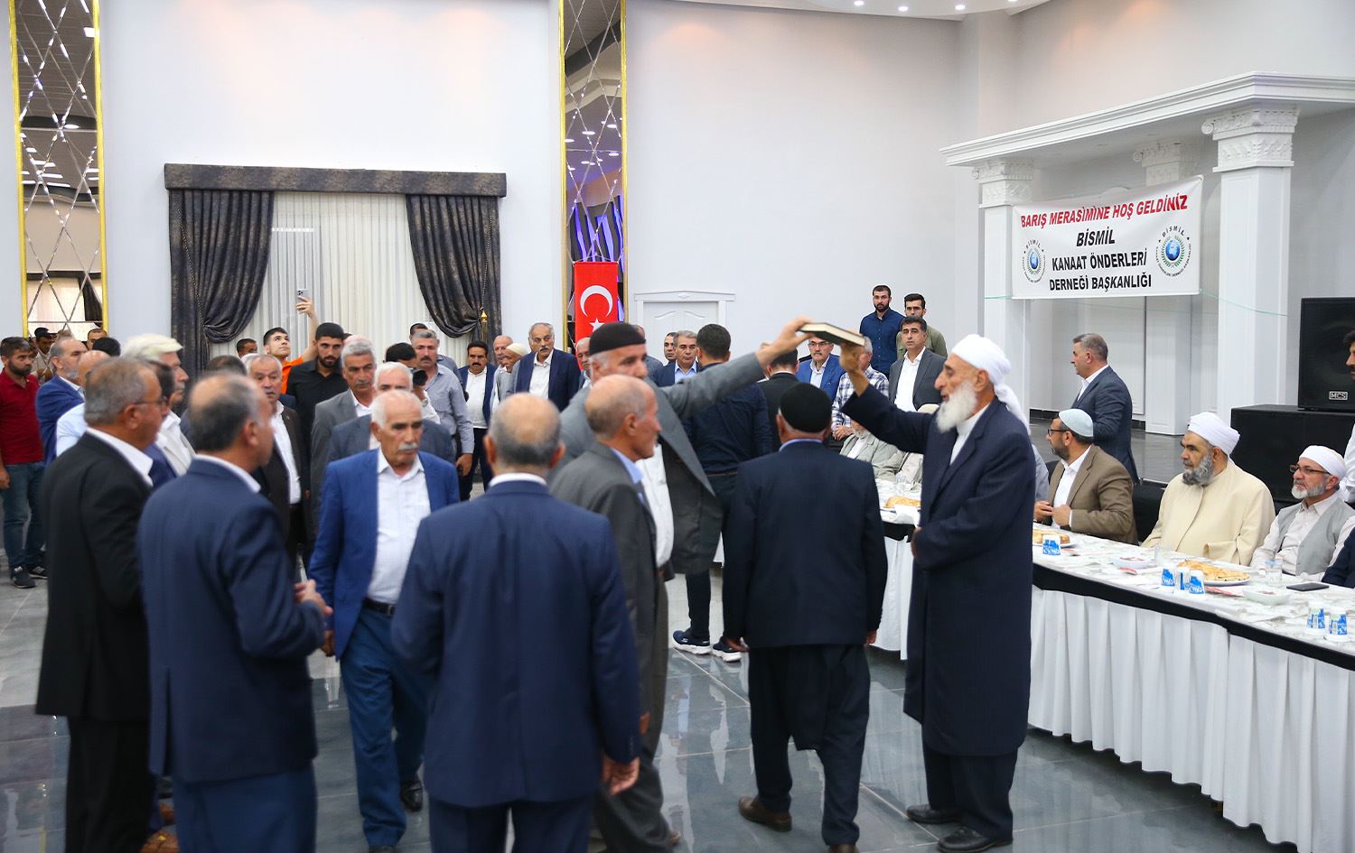 Her du malbat di binê Quranê re derbas bûn û sond xwarin Wêne: AA