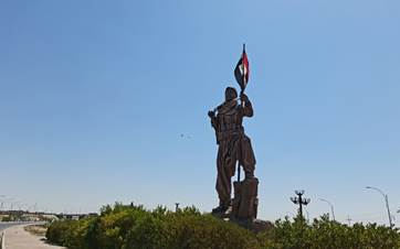 The Peshmerga statue in Kirkuk used to hold the flag of the Kurdistan Region prior to October 16, 2017 but has been replaced with the Iraqi flag since. Photo: Bilind T. Abdullah/Rudaw