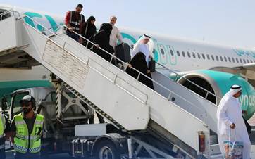 زائرون سعوديون يهبطون في مطار النجف