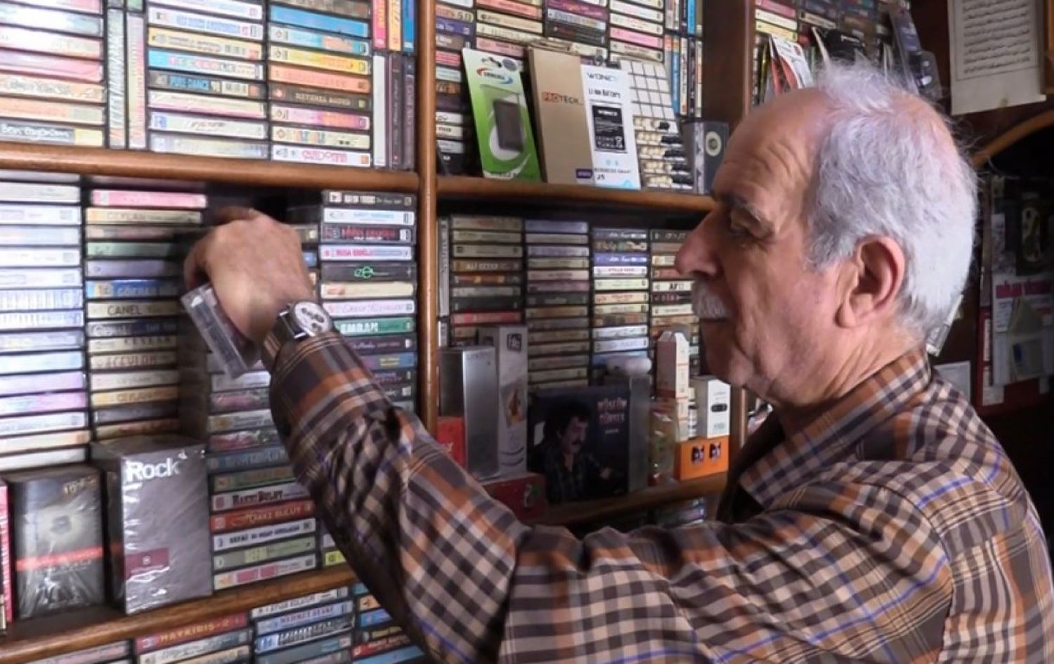 Li Mêrdînê welatiyek 44 sal in kasetan difiroşe / Wêne: AA