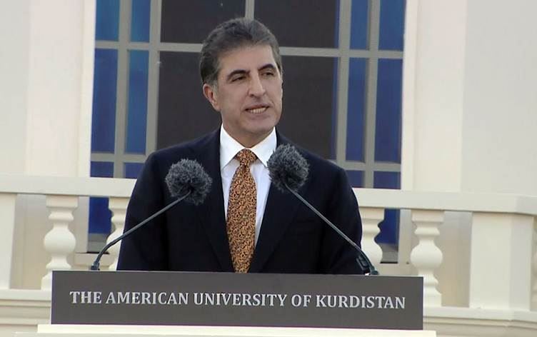 Nêçîrvan Barzanî beşdarî merasîma derçûna xwendekarên Zanîngeha Amerîkî ya Kurdistanê ya li Dihokê bû / Wêne: Rûdaw