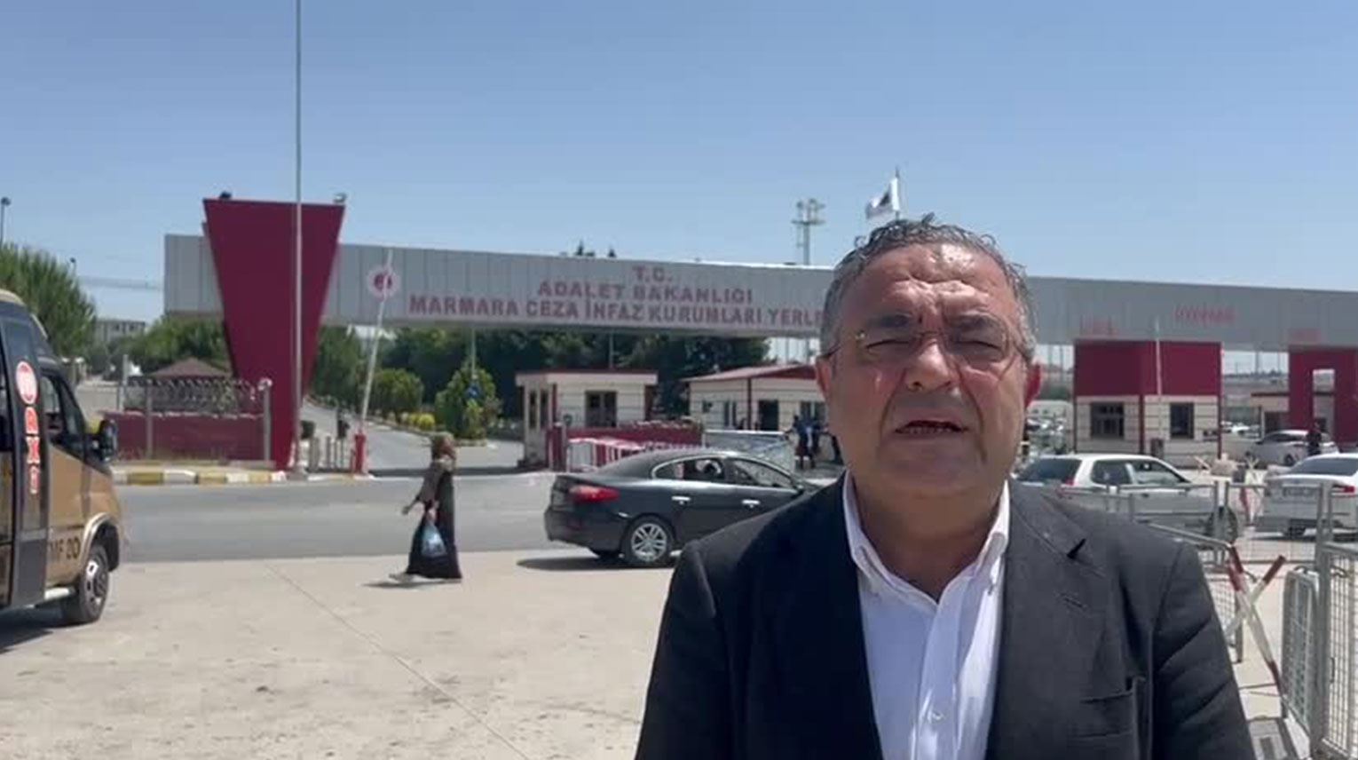 Sezgin Tanrıkulu, Silivri Cezaevi'ne giderek çeşitli ziyaretlerde bulundu. / A NKA