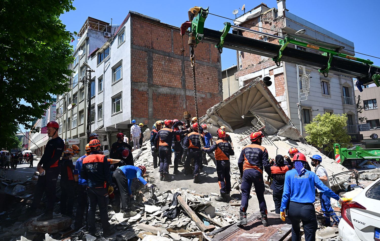 Çöken binanın enkazı kaldırıldı. / AA