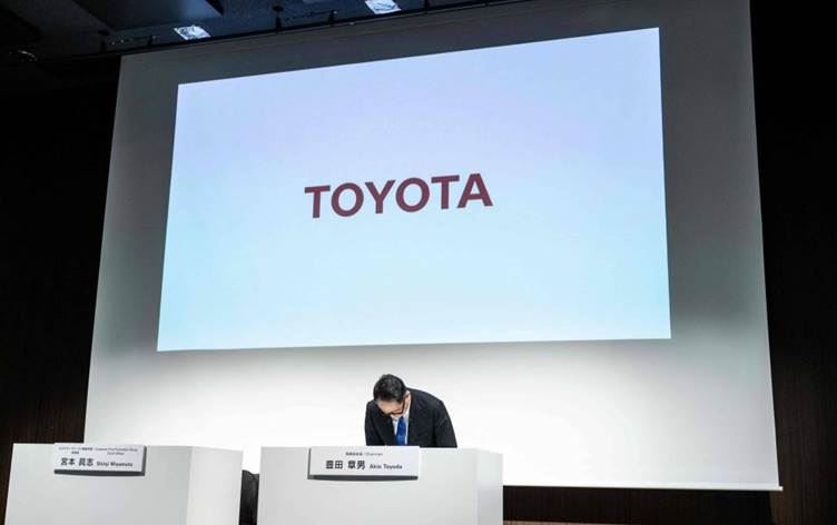 Toyota Başkanı Toyoda Akio özür diledi.