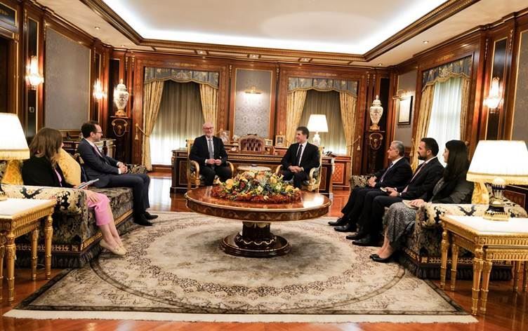 Serokê Herêma Kurdistanê Nêçîrvan Barzanî îro li Hewlêrê Balyozê Brîtanyayê yê Îraqê Stephen Hitchen pêşwazî kir / Wêne: Serokatiya Herêma Kurdistanê