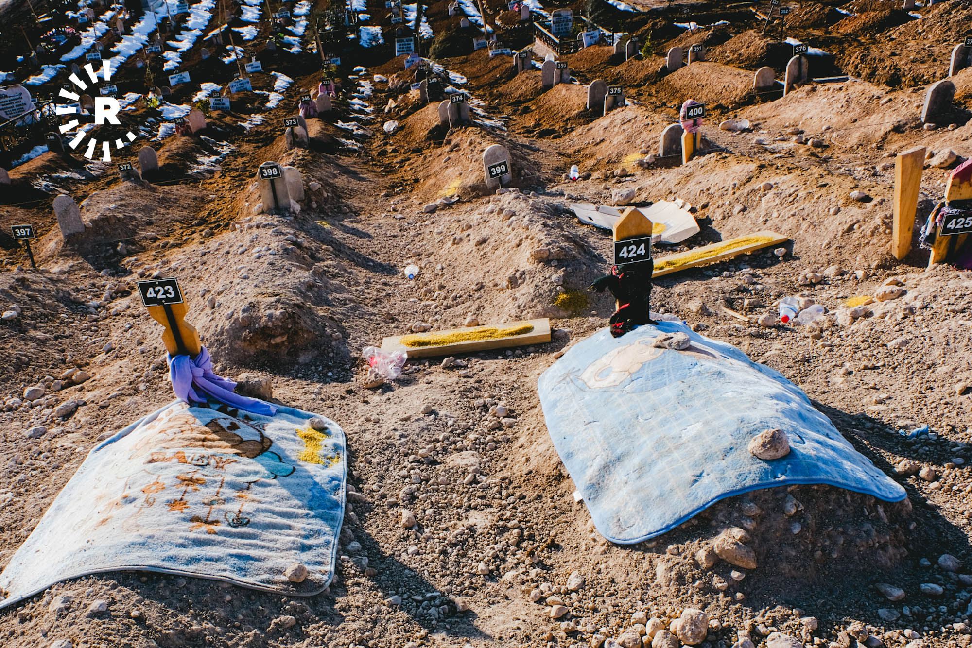 Foto: Blind Tahir / Malatya'da depremde hayatını kaybedenlerin gömüldüğü mezarlık