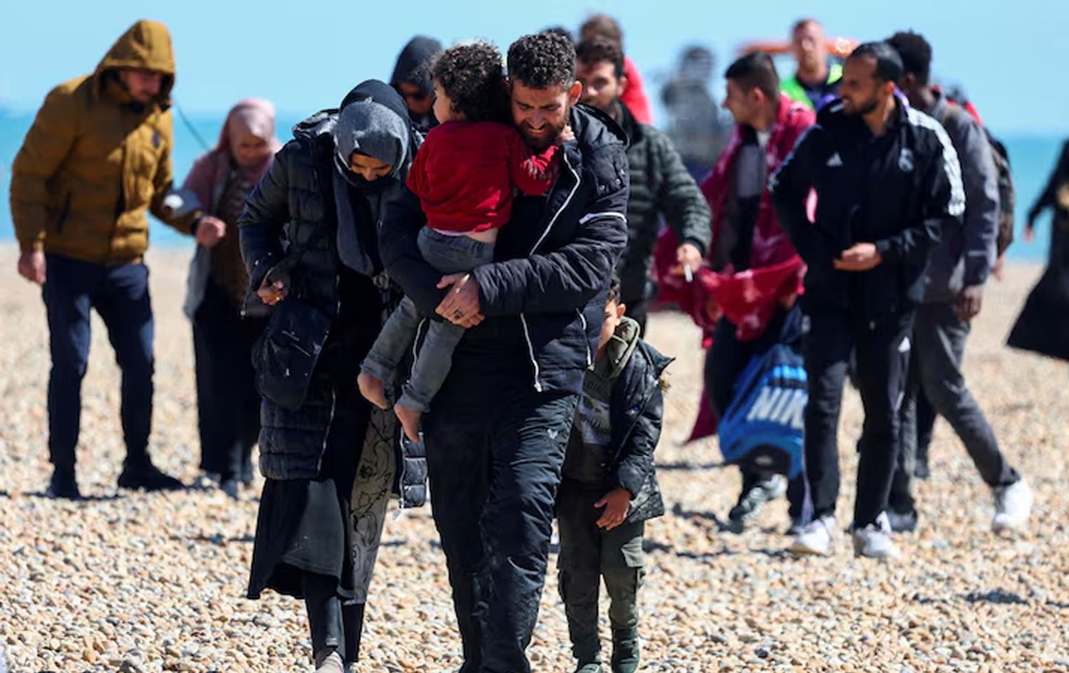 دوایین راپرسی: پارتە دژە کۆچبەرەکەی بەریتانیا پێش پارتی دەسەڵات کەوتووەتەوە