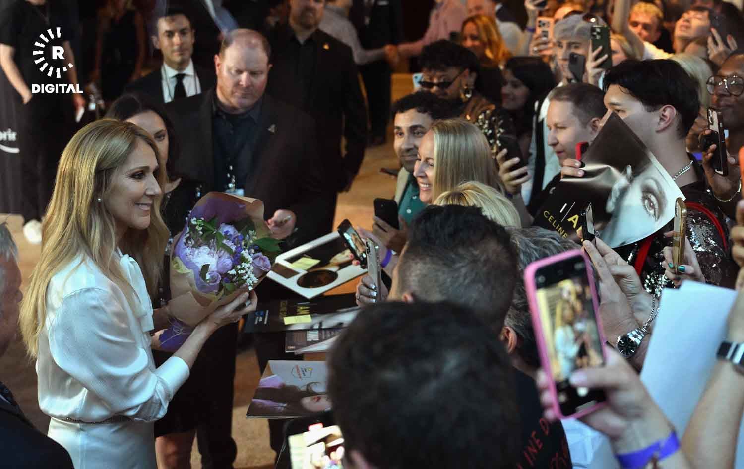 سێلین دیۆن لەگەڵ هەودارانی لە نیویۆرک. وێنە: AFP