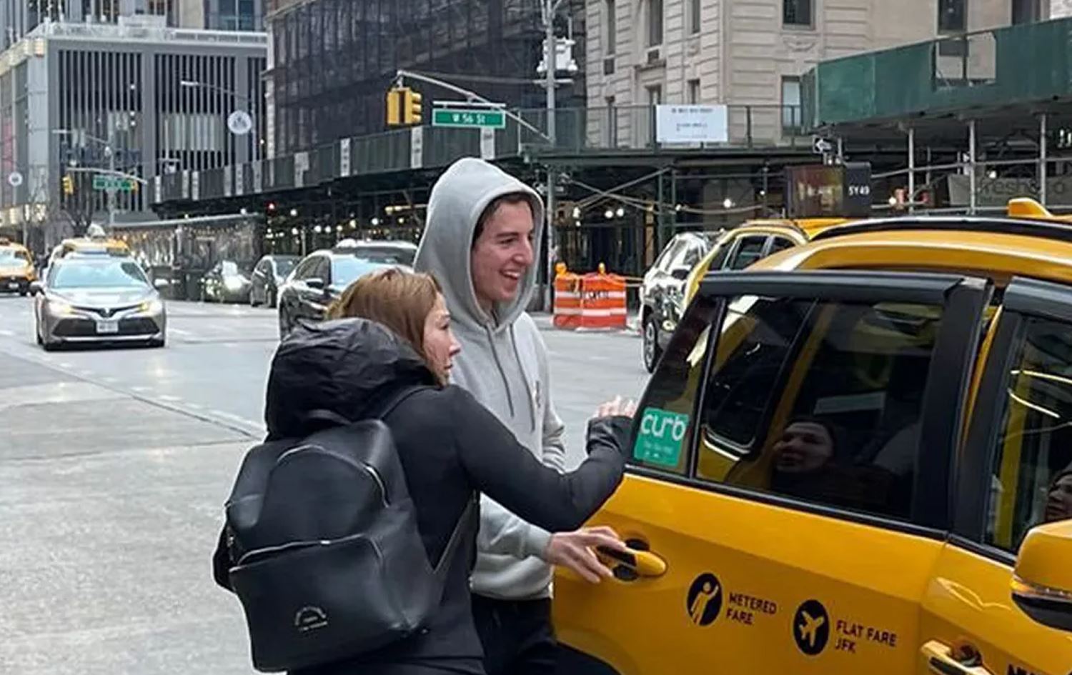 Foto: Yazar Eylem Tok (solda) ve oğlu Timur Cihantimur, New York'ta bir taksiye binerken (Fotoğraf X'ten alınmıştır)