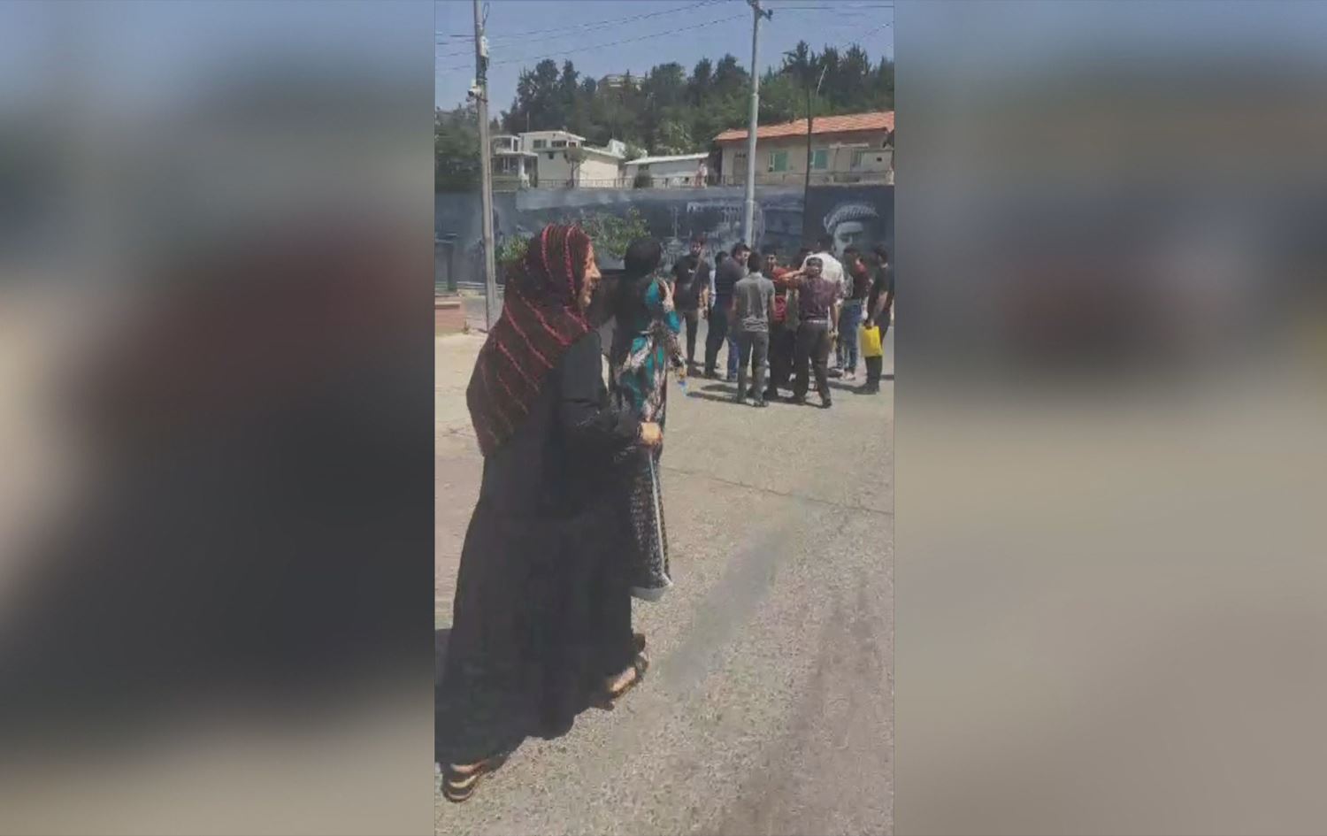 Malbatên ji Rojavayê Kurdistanê li kuçeyan dimînin/Wêne: Rûdaw