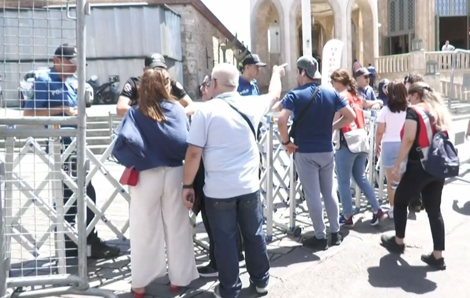 Onur Haftası yürüyüşü nedeniyle Taksim Meydanı kapatıldı. / ANKA
