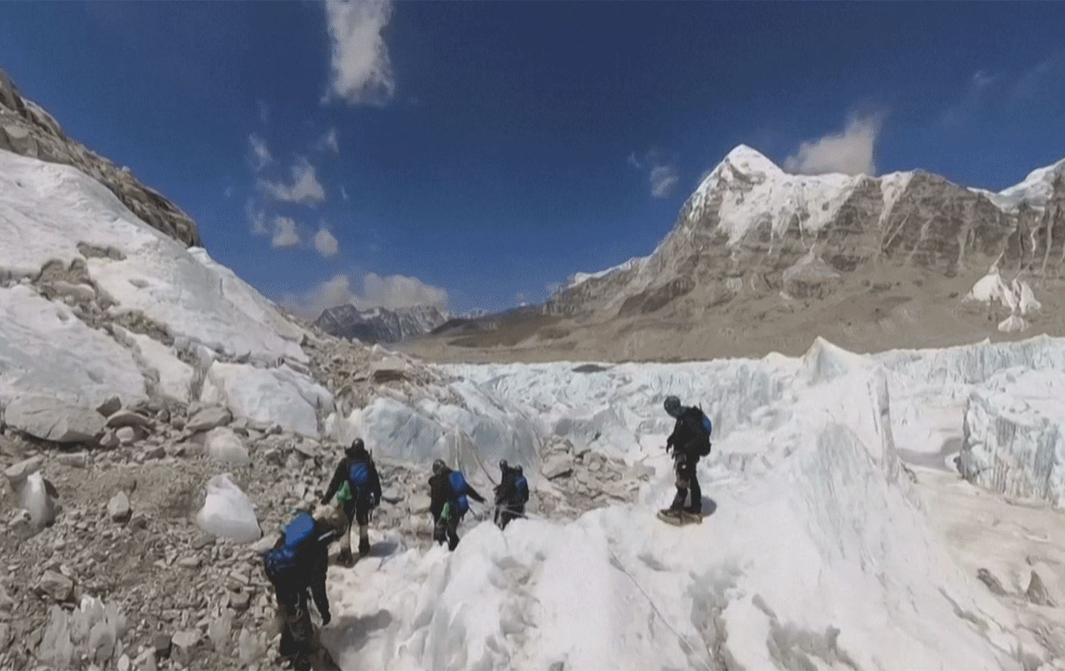 گۆڕانی کەشوهەوا بووەتە هۆی دەرکەوتنی تەرمەکانی چیای ئەڤرێست