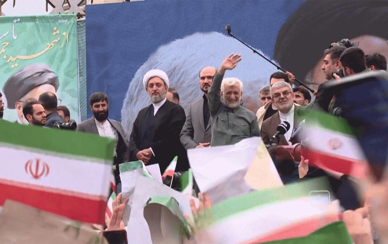 بەشێكی بەرچاوی شەقامی ئێرانی بەسەر پزیشکییان و جەلیلی دابەشبووە