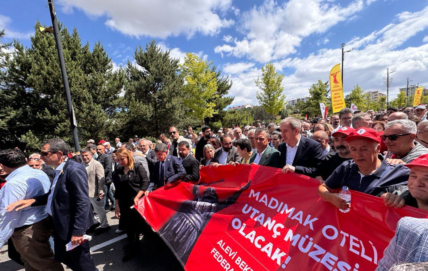 Qurbaniyên Madimakê bi meşeke girseyî hatin bibîranîn/Wêne: Alî Haydar Gozlu/Rûdaw