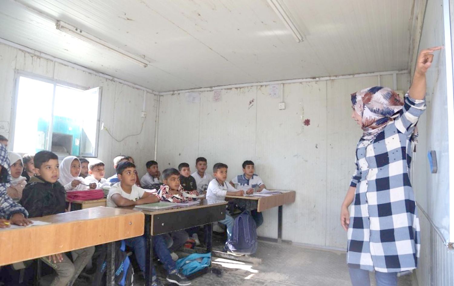 رغم التحذيرات من مخاطرها.. وجود 59 مدرسة كرفانية في الديوانية