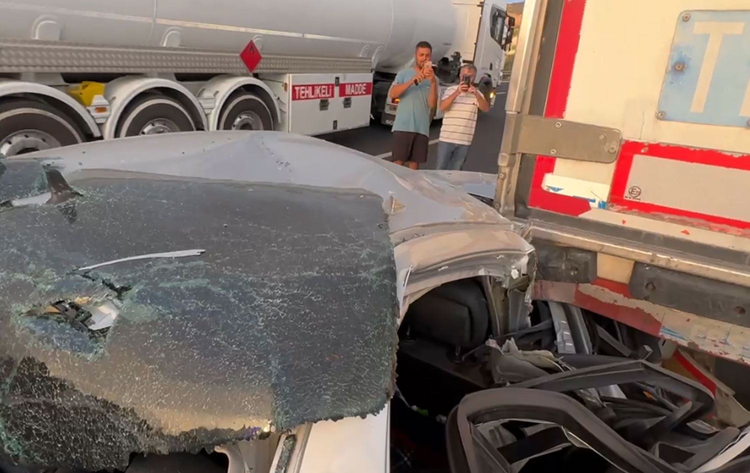 Gurbetçi aile ölümden döndü: Otomobilleri metrelerce sürüklendi