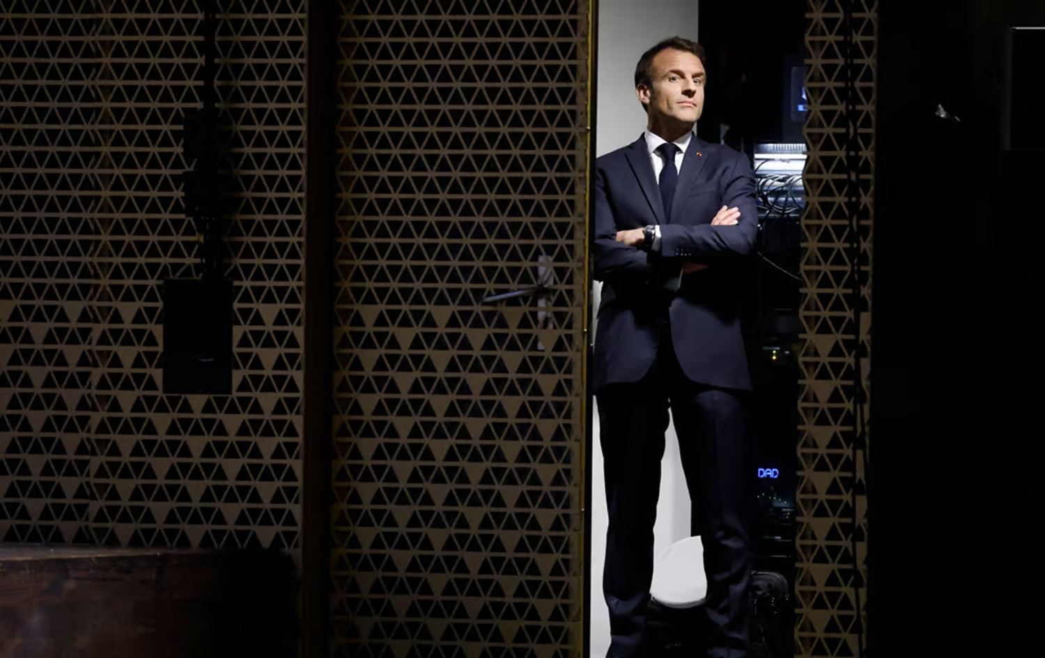 ماکرۆن لە نێوان راستێکی دۆڕاو و چەپێكی سەرکەوتوو ماوەتەوە