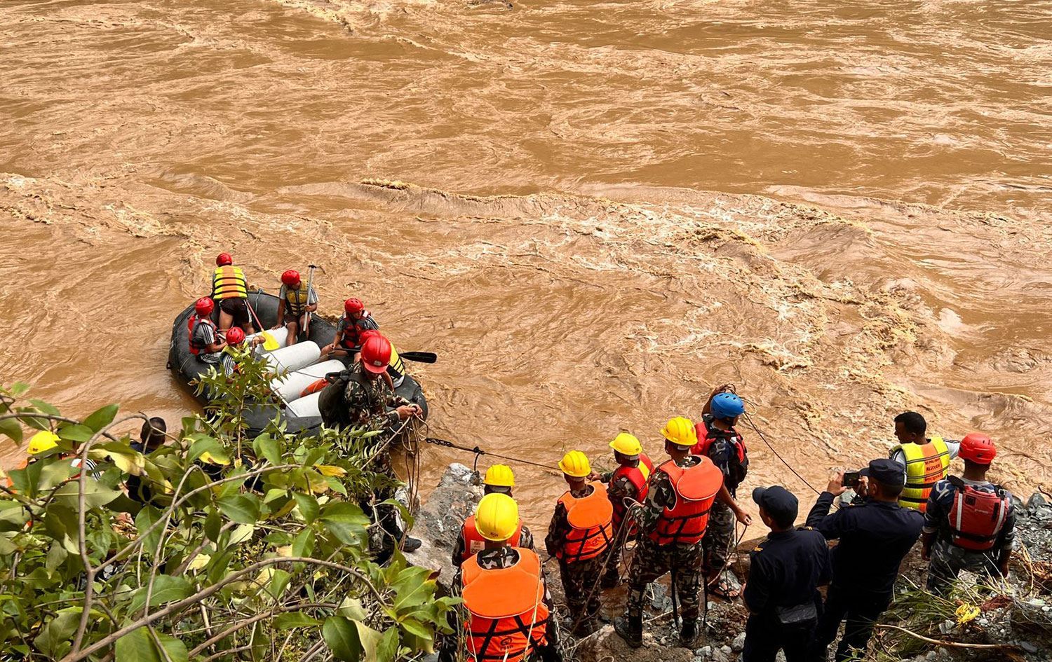 Li Nepalê du otobus ketin çem/Wêne: Artêşa Nepalê