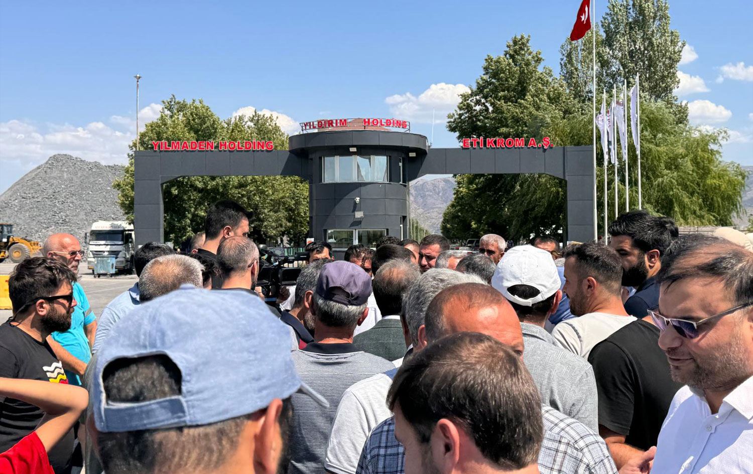 Eti Krom Yıldırım A.Ş önünde eylem yapan işçiler / Foto: Ali Haydar Gözlü / Rûdaw