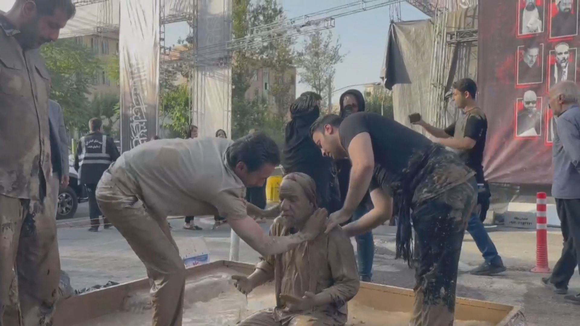 لوڕستانییەکان لە تاران بەبۆنەی عاشوراوە قوڕ بۆ ئیمام حوسێن دەپێون