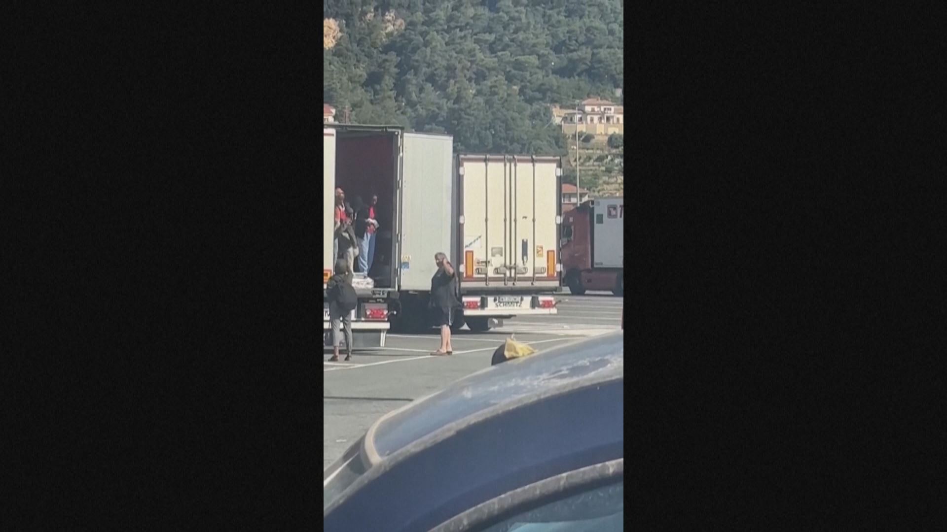 لە ئیتاڵیا شۆفێری بارهەڵگرێک بە قایش لە 12 ژنە کۆچبەر دەدات