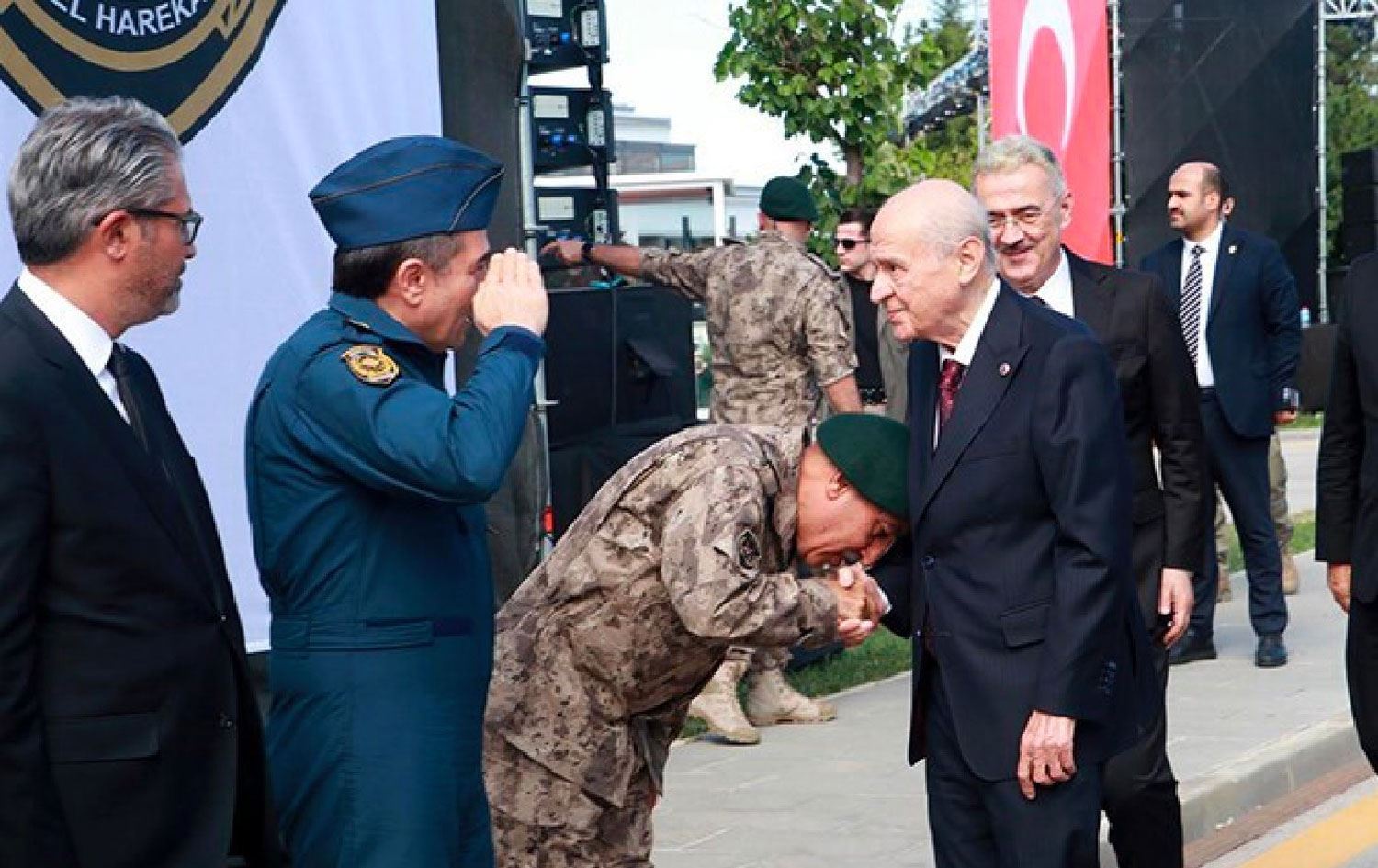 Özel Harekat Başkanı Süleyman Akdemir, MHP lideri Devlet Bahçeli’ni öperken 