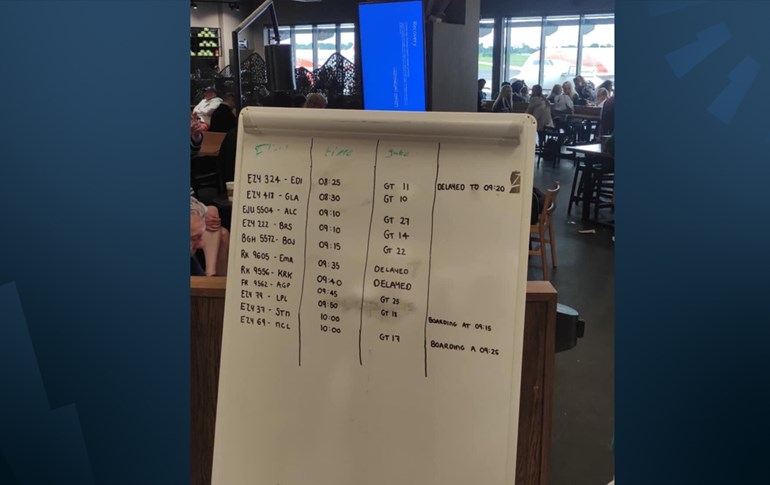 لە فڕۆکەخانەی بێلفاستی ئێرلەندای باکوور تەختەی سپی لە جیاتی شاشەی ئەلیکترۆنی بەکاردەهێندرێت