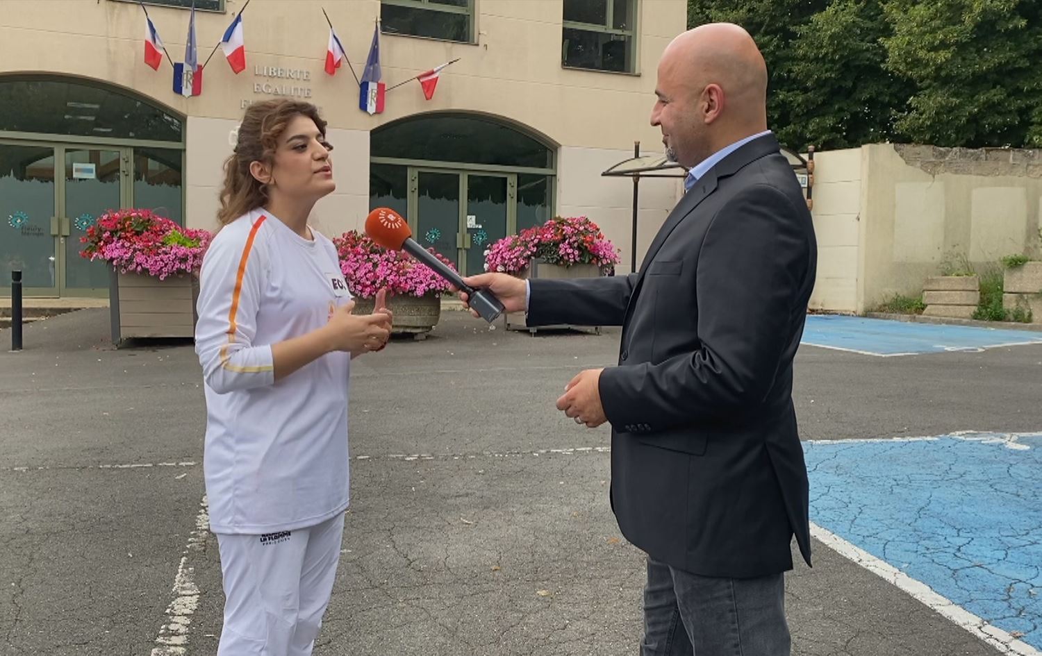 حاملة الشعلة الاولمبية شيلان شمال مصطفى مع زنار شينو