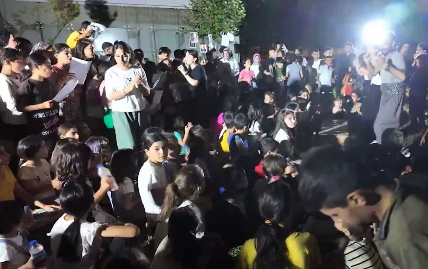 Di nav kêyfê de fêrî zimanê dayikê bûn / Wêne: Ji dîmenan