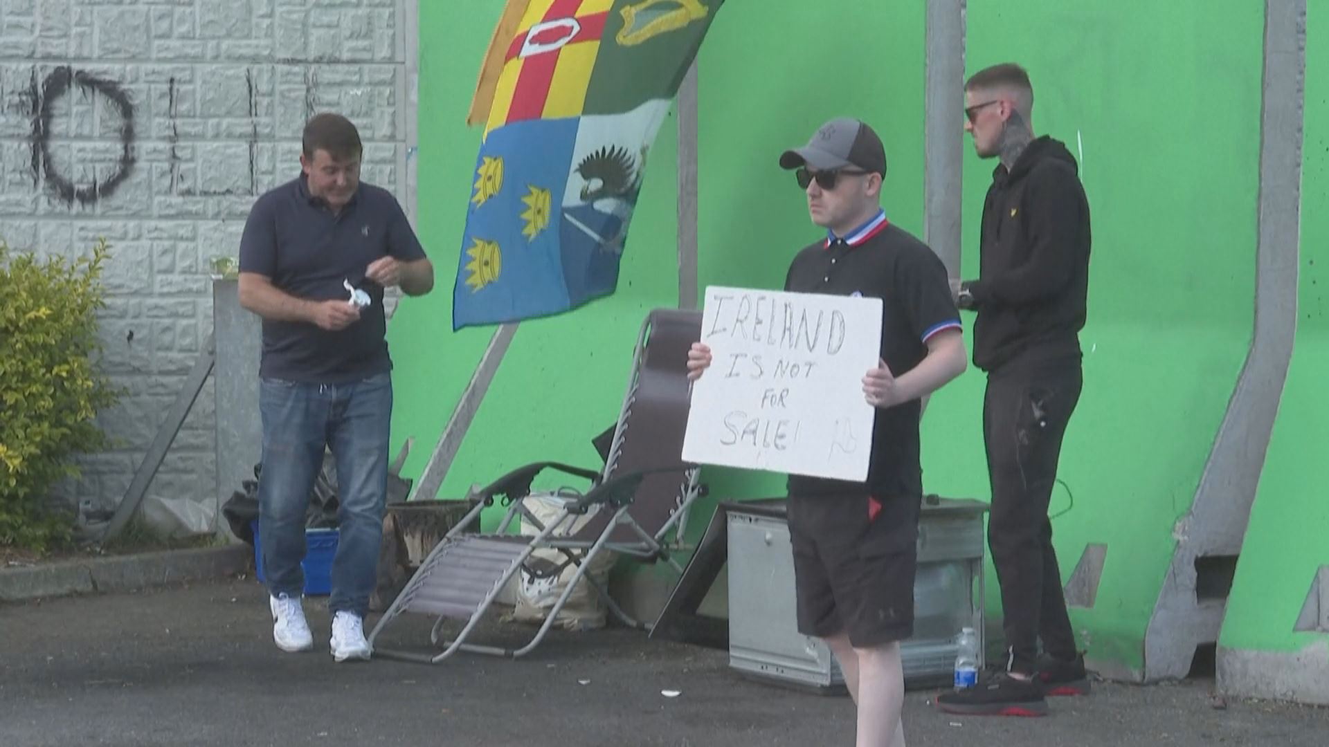 ئێرلەندییەکان ناڕازین؛ 'خەرجی زۆر لە پەناخوازان خەرج دەکرێت و منداڵانی خۆشمان لەسەر شەقام دەمرن'