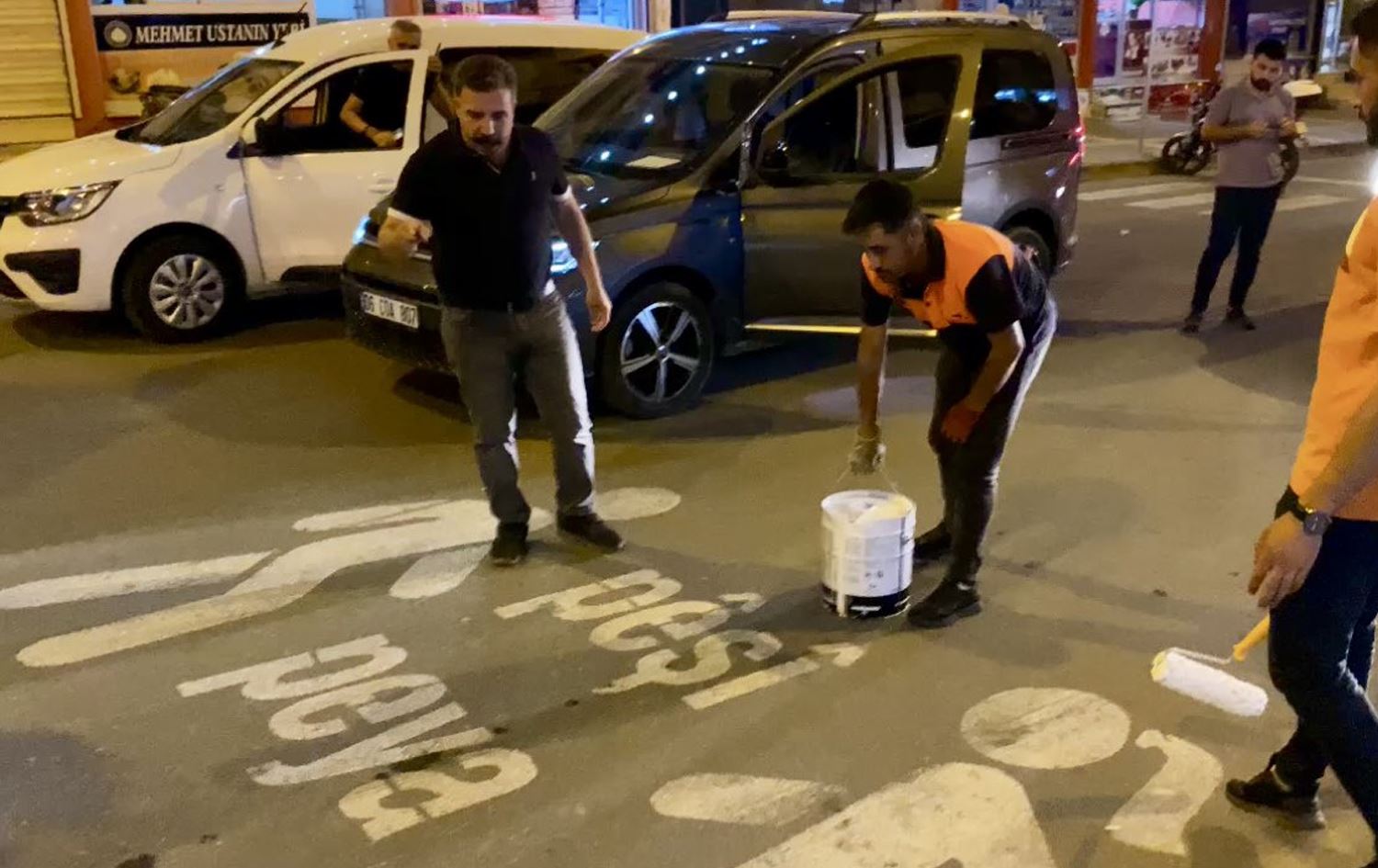 Li Kerboranê jî nivîsên Kurdî yên li ser rê hatin jêbirin / Wêne: Medyaya civakî