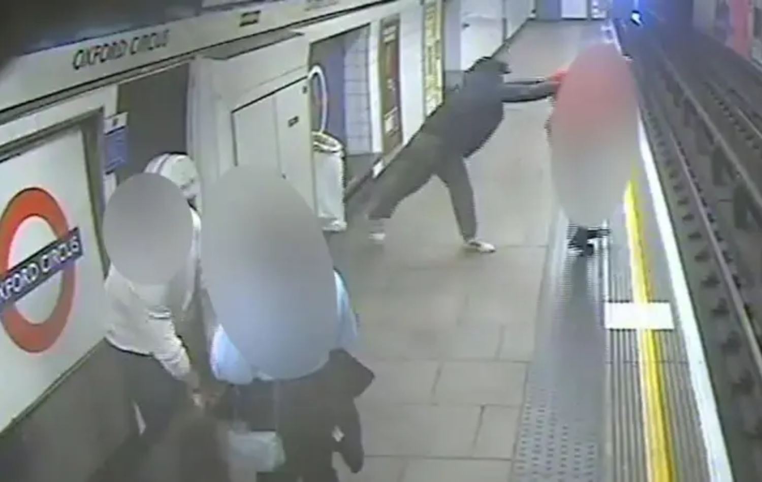 بەڤیدیۆ کوردێک لە لەندەن پاڵ بە کەسێکی بێلانەدا دەنێت؛ 'هەوڵی کوشتنی داوە'