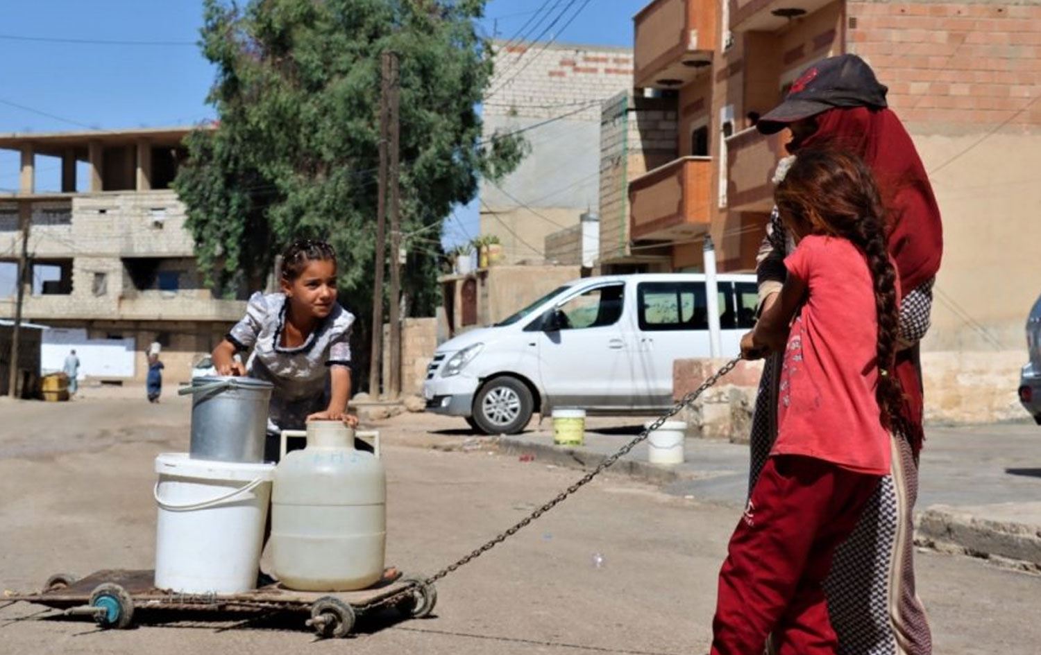 Zarokên ku li Hesekê avê dikişînin / Wêne: ANHA-Arşîv