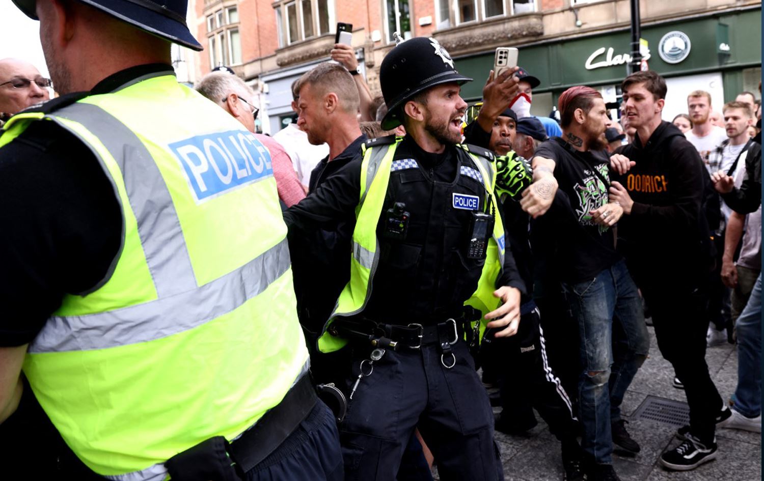 لە گرژیی و ئاڵۆزییەکانی بەریتانیادا 50 پۆلیس بریندار بوون