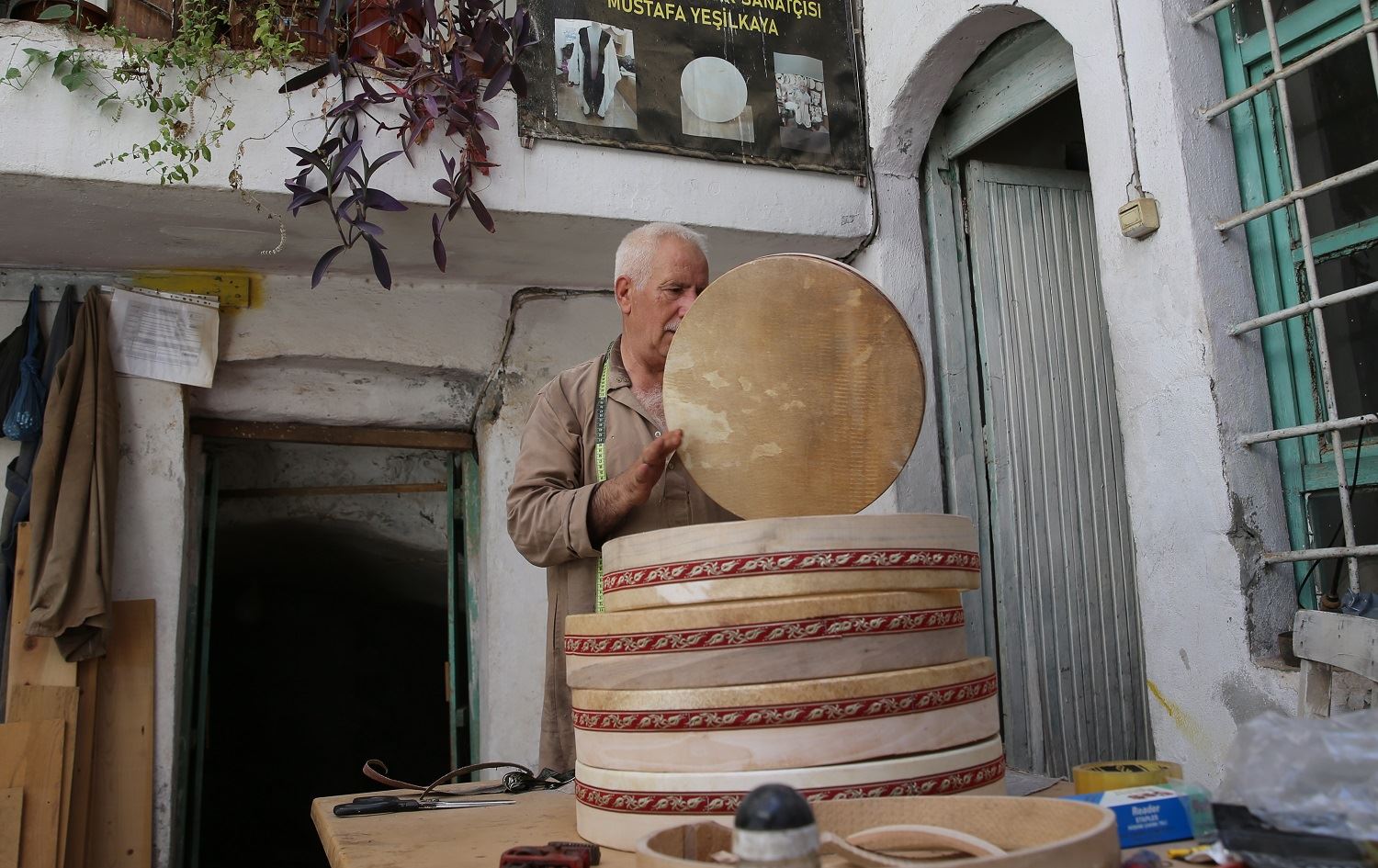 Hosteyê ku zêdeyî 50 sal in erbaneyan çêdike dixwaze pîşeya xwe veguhezîne nifşên nû / Wêne: AA