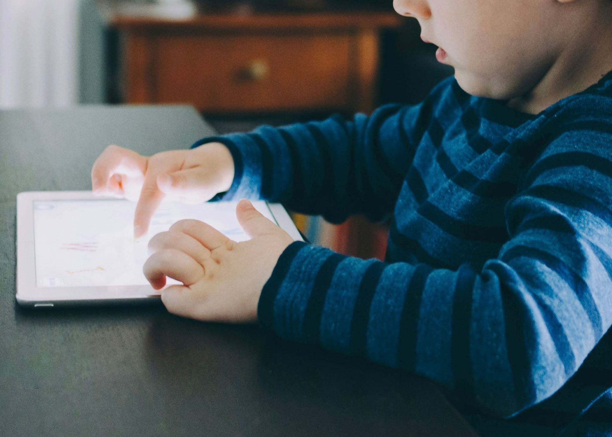 توێژینەوەیەک: بەکارهێنانی ئامێرە ئەلکترۆنییەکان دەبێتە هۆی زووهەڵچوون و تووڕەبوون لە منداڵاندا