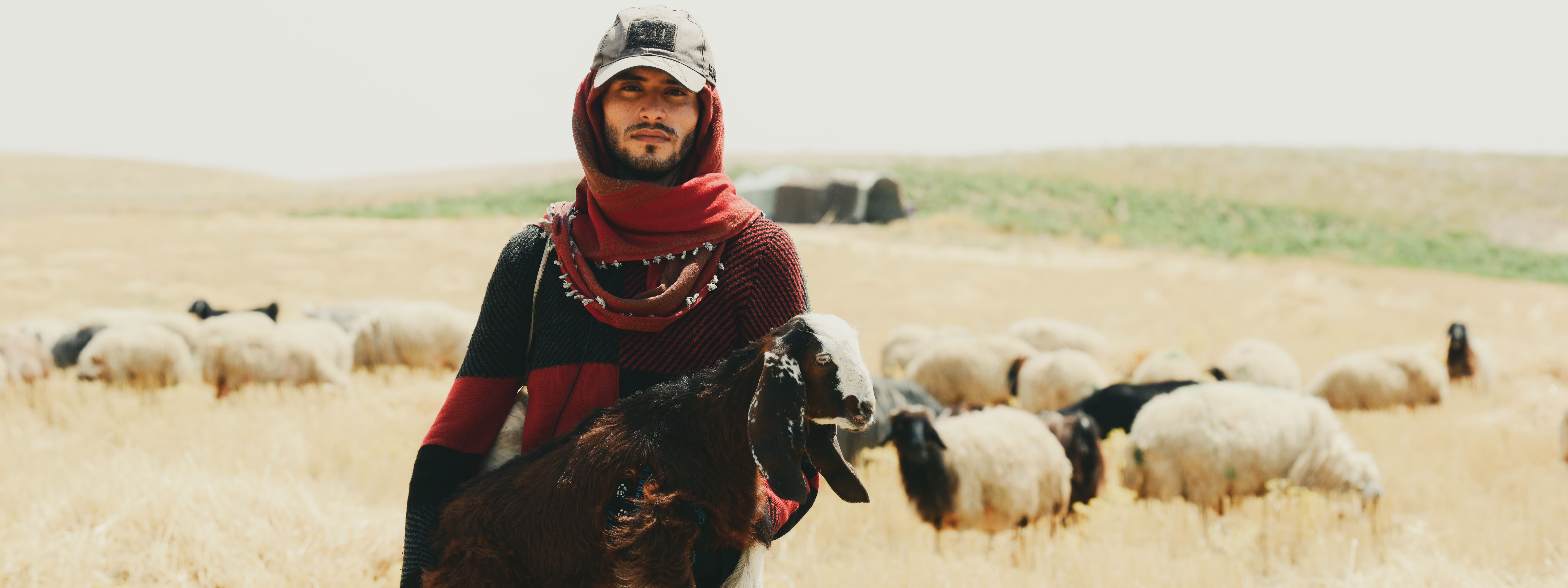 صور.. راع يواجه الحر والبرد في أربيل منذ 16 سنة