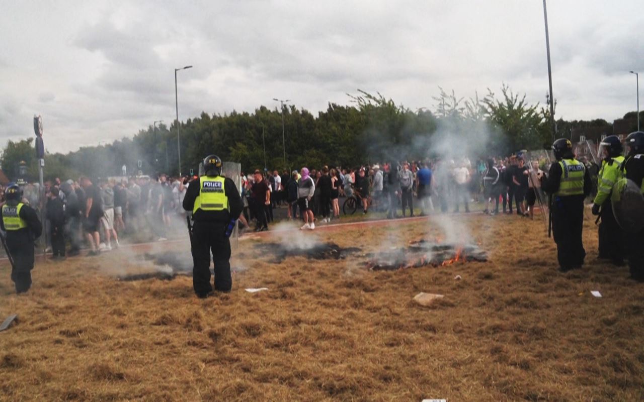 10 خۆپێشاندەری راستڕۆ بەهۆی هێرشکردنە سەر پەناخوازانی شارۆچکەیەکی بەریتانیا سزادران