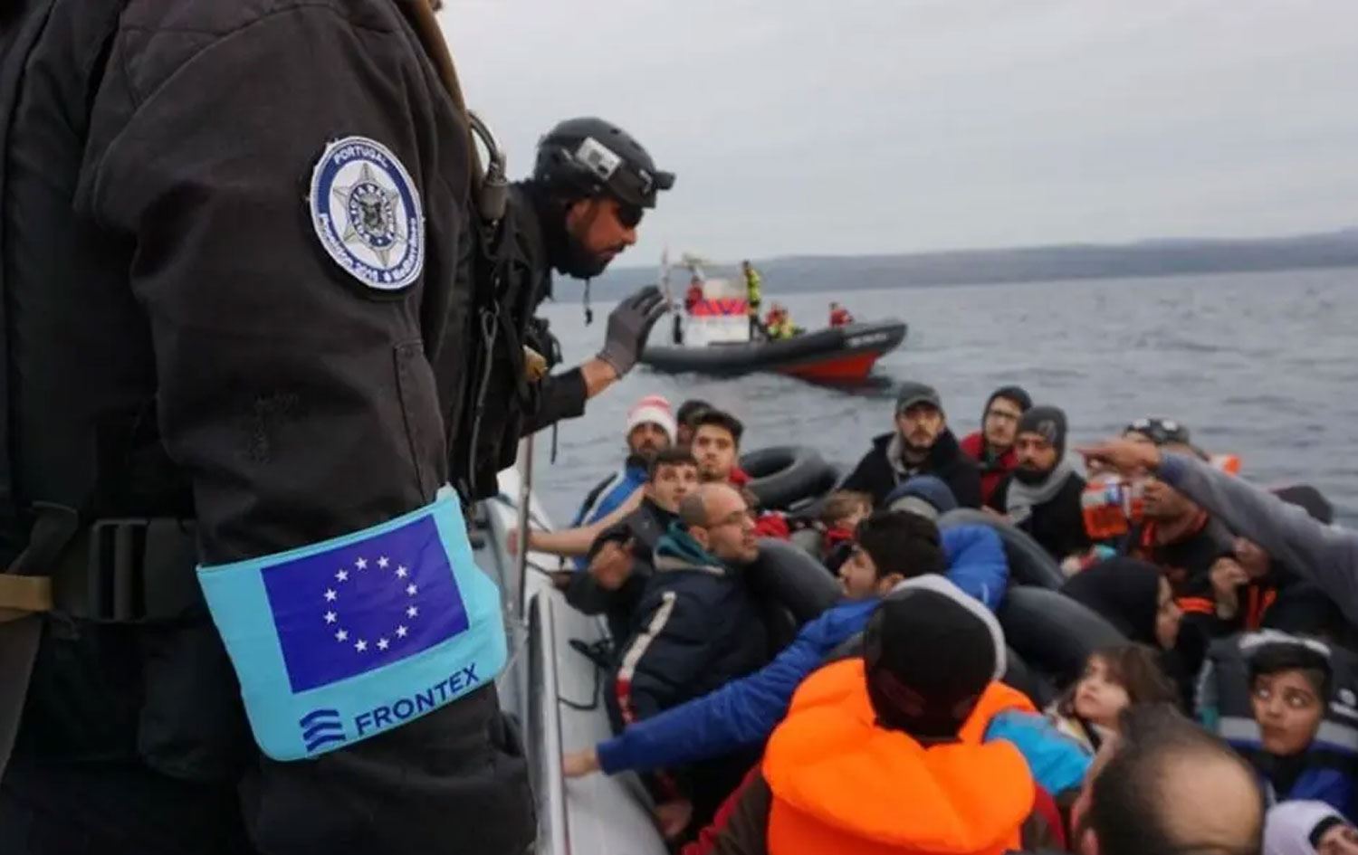 Polîsên Frontexê û koçber / Wêne: Frontex-Arşîv 