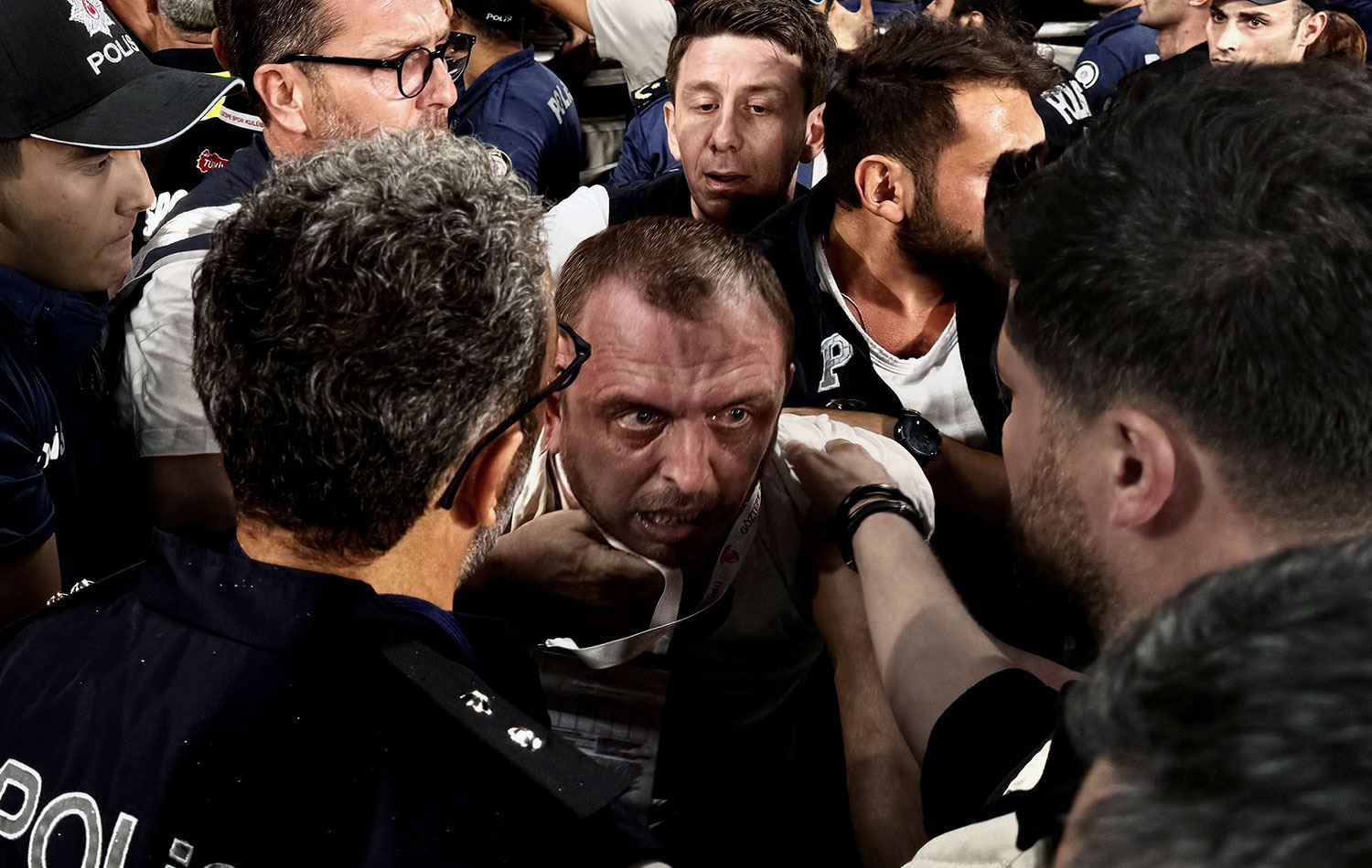 Ali Koç'u saha kenarında yürüdüğü sırada iterek düşüren Fatih Özkan. / AA