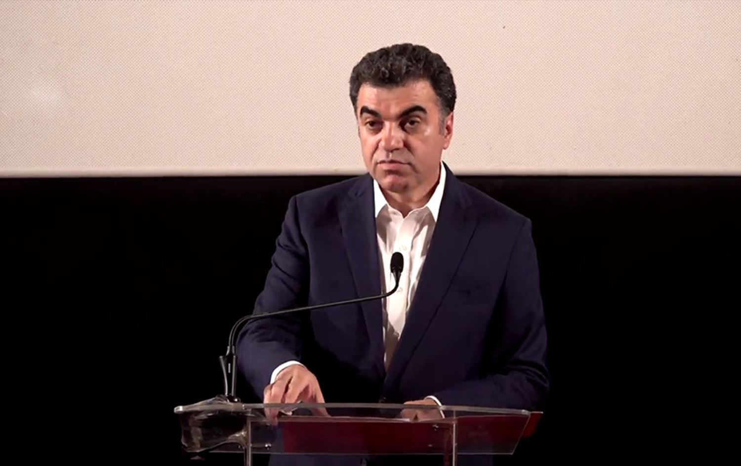 Rûdaw Genel Yayın Yönetmeni Ako Muhammed, "Mahmud Ezdi" belgeselinin gösterim töreninde konuştu / Rûdaw 