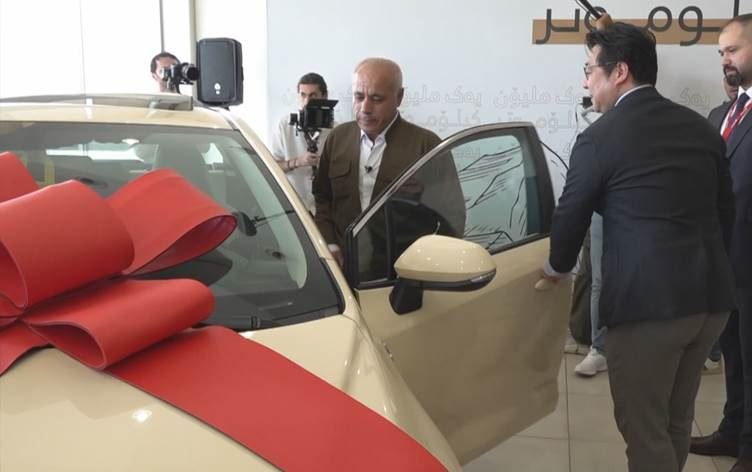 Toyota 1 milyon kilometre yol kat eden Kürt taksiciyi ödüllendirdi