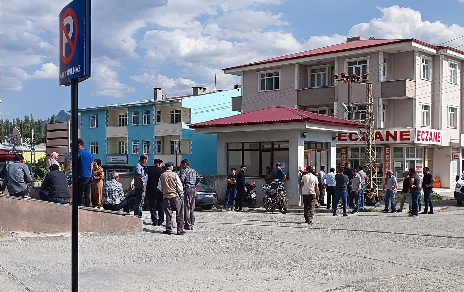 Merivên birîndaran li ber nexweşxaneyêWêne: AA