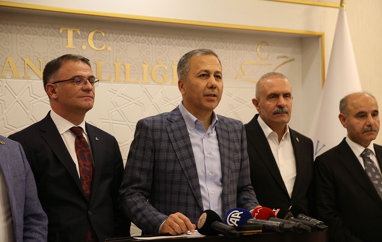 Bakan Yerlikaya, temaslarda bulunmak üzere gittiği Van'da, bir otelde düzenlenen "Türkiye'nin Huzuru" toplantısına katıldı.