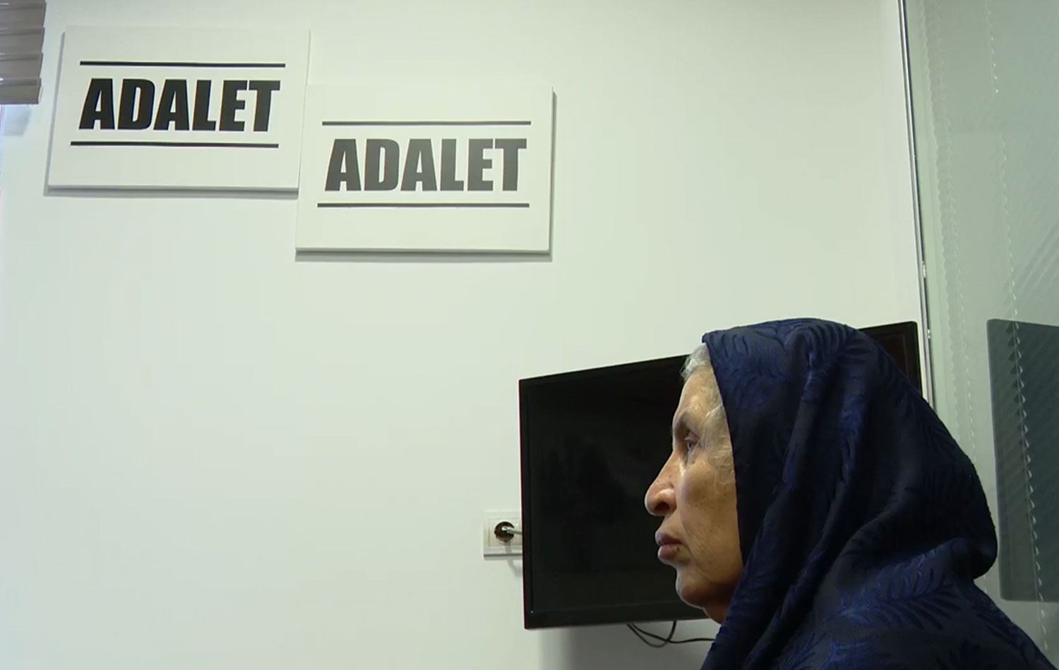 6 yıldır adliyelerde nöbet tutan Emine Şenyaşar / Foto: ANKA