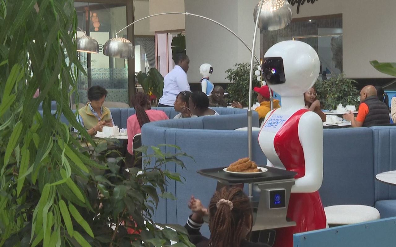 چێشتخانەیەک لە کینیا رۆبۆت بۆ کەمکردنەوەی خزمەتکردنی میوانەکانی بەکاردەهێندرێت