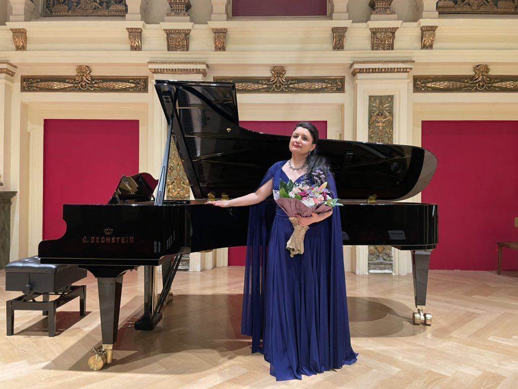 Ünlü Kürt soprano Pervin Chakar 