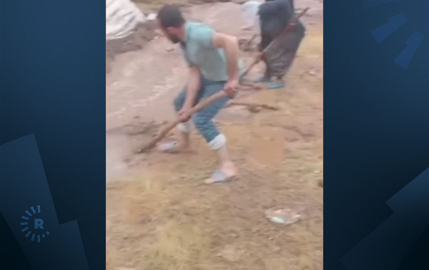 Gundî hewl didin rê li ber avê bigirin/Wêne: AA